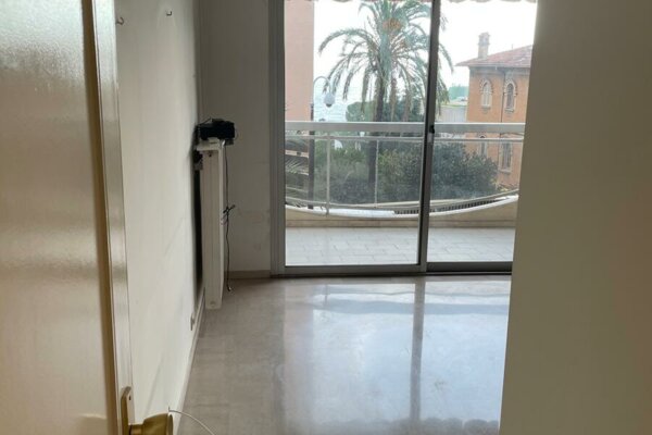 2 BEDROOMS TO BE RENOVATED IN THE BEACH AREA WITH PARKING & CELLAR